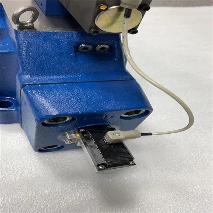 Rexroth Directional Valve 0811404453 4WRLE 25 WZ350SJ-3X/G24ETK0/A1WX02M-749 Electro-hydraulic Pilot Proportional Valve